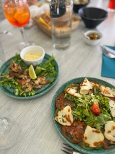 entrées carpaccio de tomates mozzarella scamorza - brochettes de crevettes